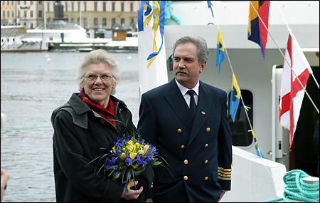 Gudmor Berit Karlsson tillsammans med fartygets beflhavare.