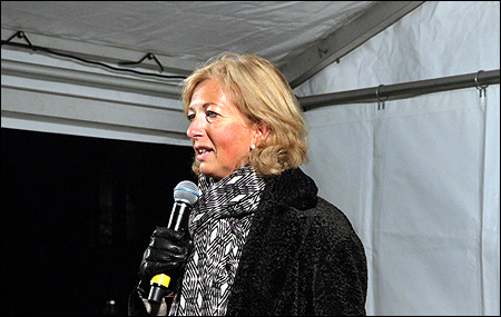 Caroline Ottosson, chef för trafikförvaltningen och vd för Waxholmsbolaget, håller tal.