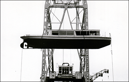 Frigg i armarna p pontonkranen Lodbrok 1971-11-18