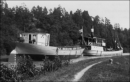 Jehander IX bogseras i Gta Kanal vid Vnneberga 1945-08-15