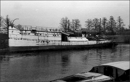 rebro II vid skrotning i Skebcks hamn, rebro 1956