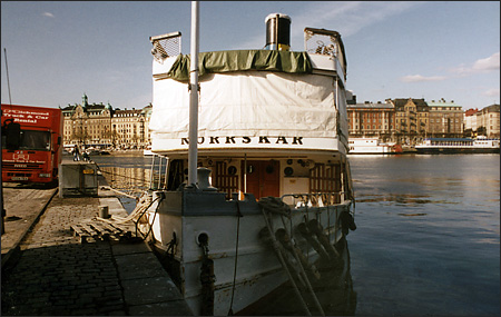 Norrskr utan styrhytt vid Nybrokajen, Stockholm 1993-04-20