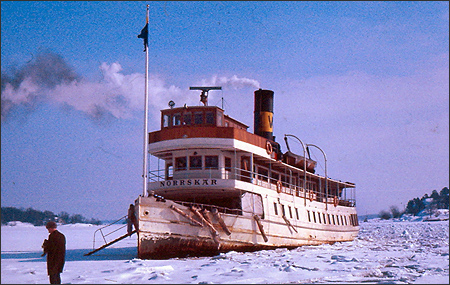 Norrskr liggandes i isen i Lindalssundet 1970-03-14