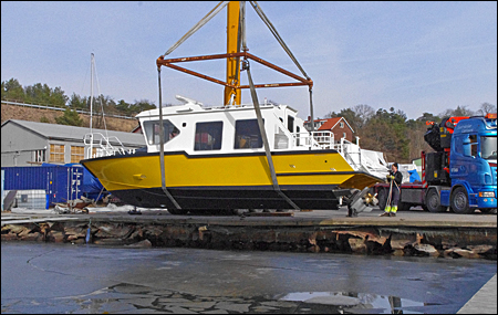 Alice sjösätts vid Källviken, Uddevalla 2013-03-05