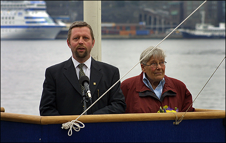 Varvets VD Ole Arnt Angelsen tillsammans Gudmor Kerstin Fogelstrm.