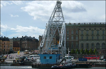 Lodbrok vid Skeppsbrokajen inför lyftet.
