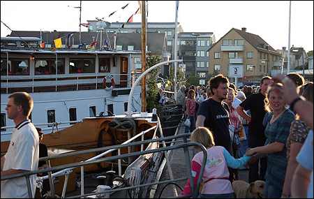 Folkliv på kajen invid Mariefred och Blidösund.