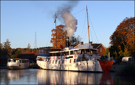 Man lmnar kajen utanfr  Motala Docka kl. 08.07.