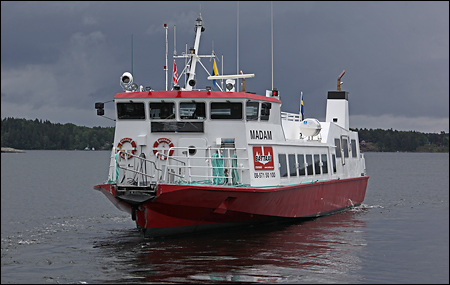 Madam lämnar Stavsnäs kl. 12.10 för färd till Boghammar Marin AB, Lidingö.