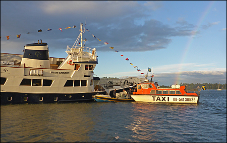 Sjfartsinspektr anlnder med taxibten Sea Lady kl. 18.50.