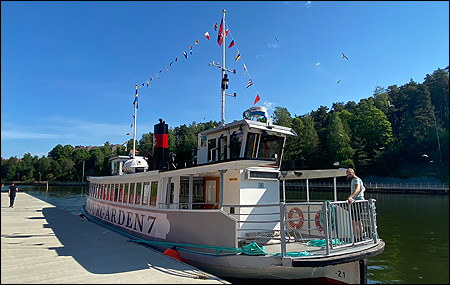 Väntan på slussning i Södertälje 2021-06-07