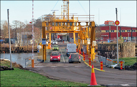 Biltrafiken kör över färjan med ett körfält åt varje håll