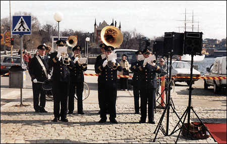 Orkester spelar.