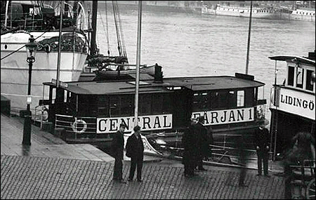 Centralf�rjan 1 vid Gustav III:s staty, Stockholm