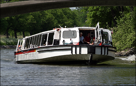 Delfin I i Djurg�rdsbrunnskanalen, Stockholm 2006-06-14