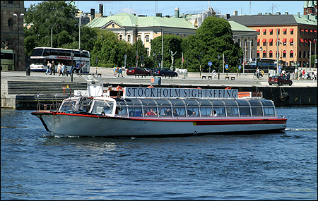 Delfin IX p� Str�mmen, Stockholm 2004-07-07