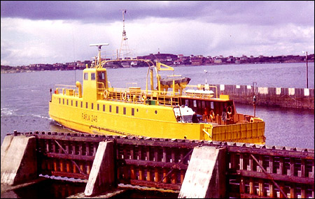 Färja 61/246 vid Lilla Varholmen 1975-05