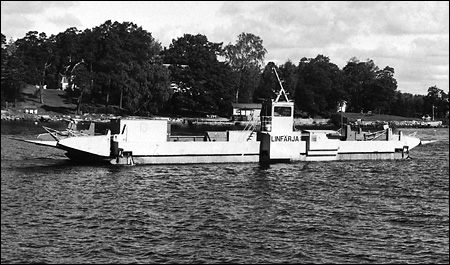 F�rja 62/307 under bogsering vid Karlsudd, Vaxholm 1990-08-26