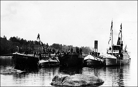 Guldkroken b�rgas vid Heldeholms brygga 1896