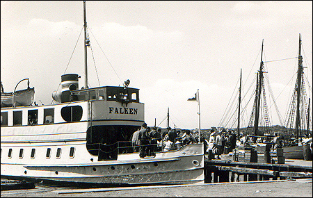 Falken vid Bj�rk� �ngb�tsbrygga