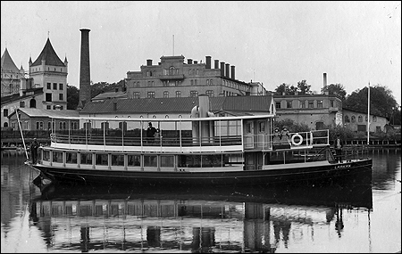 Lrkan utanfr Bergsunds Mekaniska Verkstad, Stockholm vid leveransen 1894