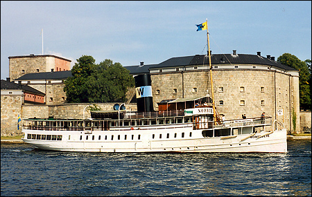 Norrtelje i Vaxholm under bogsering mot Ten varv 2002-09-08