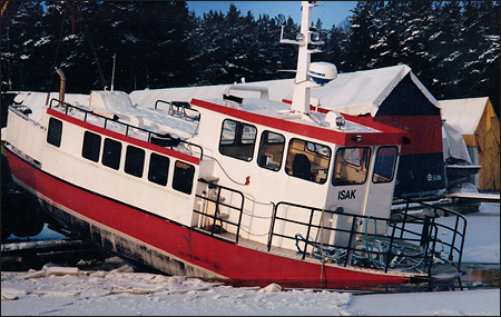 Isak upplyftt med aktern vid S�byviken f�r reparation 1999-01-15