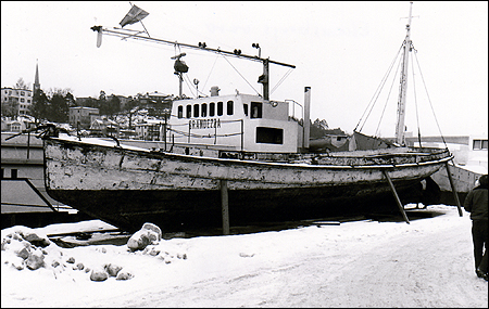 Sjöbuss 1, endast skrovet kvar, vid Ekensbergs varv 1977-02-04