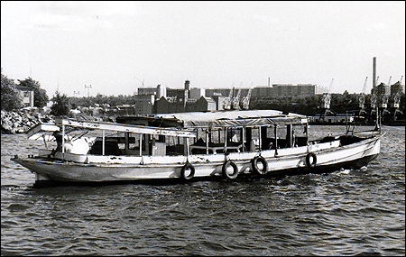 Sjöbuss 1 lämnar Djurgårdsvarvet under bogsering 1970-08-29