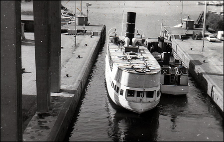 Saltsjn bogseras av Mlardrott genom Hammarbyslussen 1970-08-22