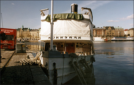 Norrskär utan styrhytt vid Nybrokajen, Stockholm 1993-04-20