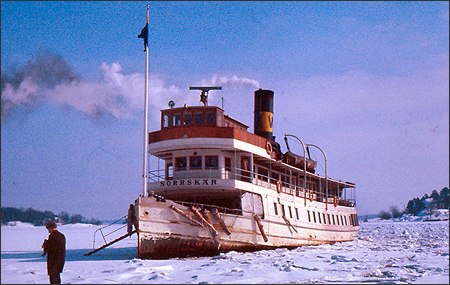 Norrskär liggandes i isen i Lindalssundet 1970-03-14
