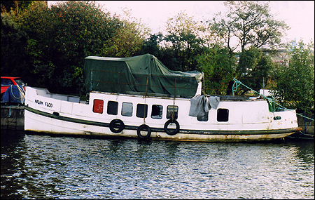 Madam Flod vid Gullbergskajen, Gteborg 2002-09-28