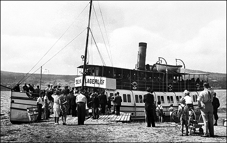 Selma Lagerlöf vid Torsby brygga ca. 1945