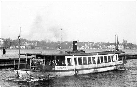 Str�mf�rjan 3 vid R�ntm�staretrappan, Slussen, Stockholm 1951-04-11