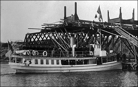 Svanen vid ett brobygge i Kung�lv ca. 1905