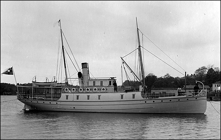 Trafik utanför Bergsunds Mekaniska Verkstad, Stockholm vid leveransen 1892-10
