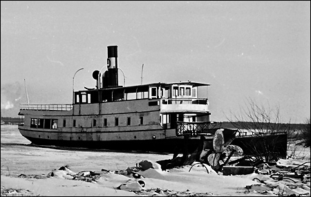 Drottningholm vid skrotningen i V�ster�s 1961