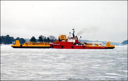 Vaxholmen ankommer Ten varv under bogsering av Boa Chief 1999-01-31