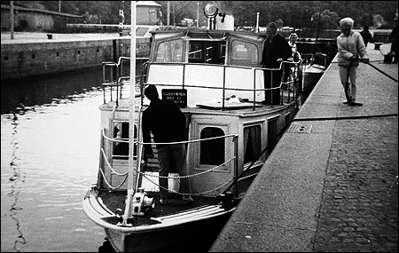 Mari i Hammarbyslussen, Stockholm p� v�g till Torsviks varv f�r pl�tbyte 1966